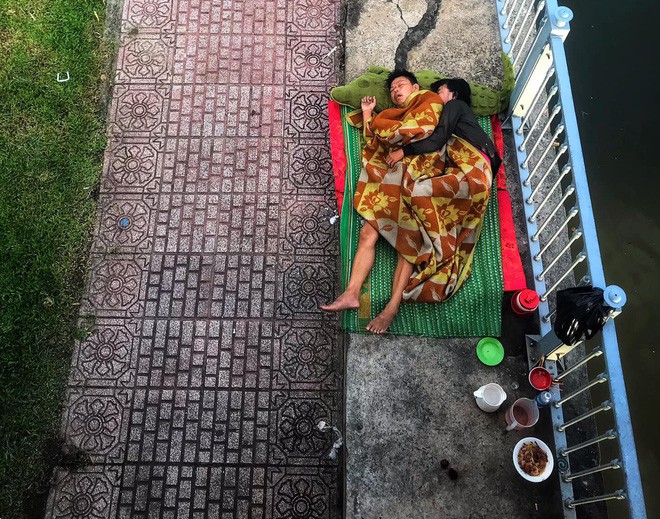 Khoảnh khắc đôi vợ chồng vô gia cư ôm nhau ngủ dưới chân cầu ở Sài Gòn: Hạnh phúc có ở đâu xa! Khoảnh khắc đôi vợ chồng vô gia cư ôm nhau ngủ dưới chân cầu ở Sài Gòn: Hạnh phúc có ở đâu xa!