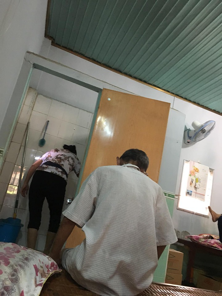 Người bố nằm viện, chẳng may lỡ đi vệ sinh nặng trên sàn, câu nói của người con gái khiến mọi người xúc động - 1 Người bố nằm viện, chẳng may lỡ đi vệ sinh nặng trên sàn, câu nói của người con gái khiến mọi người xúc động - 1