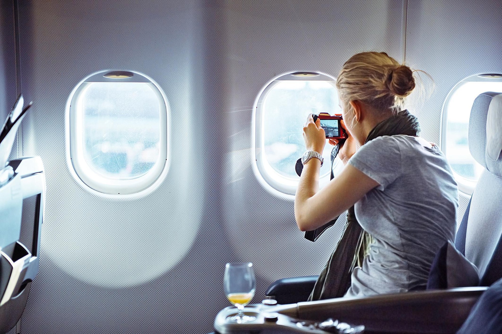 Vietnam Airlines tăng hành lý xách tay lên hẳn 5kg nhưng khách hàng vẫn 'ăn gian' khi mang những thứ này lên máy bay - 1 Vietnam Airlines tăng hành lý xách tay lên hẳn 5kg nhưng khách hàng vẫn 'ăn gian' khi mang những thứ này lên máy bay - 1