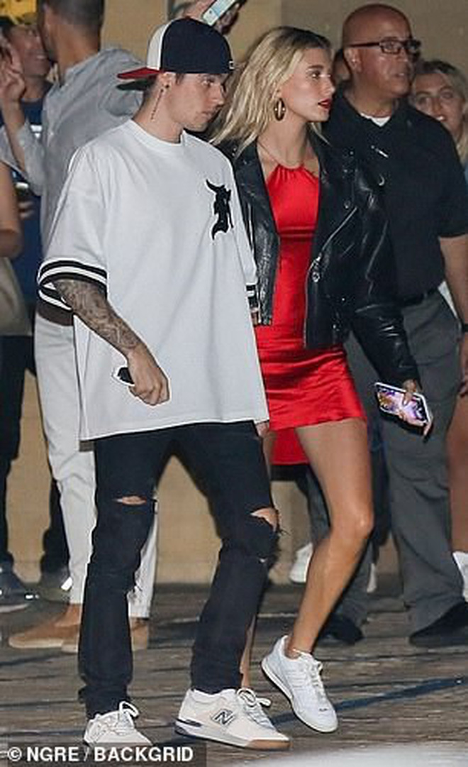 Hẹn hò Justin Bieber, Hailey lên đồ lồng lộn xẻ tà lấn át cả ông xã: Khoe body nóng bỏng, vòng 3 lấp ló 'nguy hiểm' - 1 Hẹn hò Justin Bieber, Hailey lên đồ lồng lộn xẻ tà lấn át cả ông xã: Khoe body nóng bỏng, vòng 3 lấp ló 'nguy hiểm' - 1