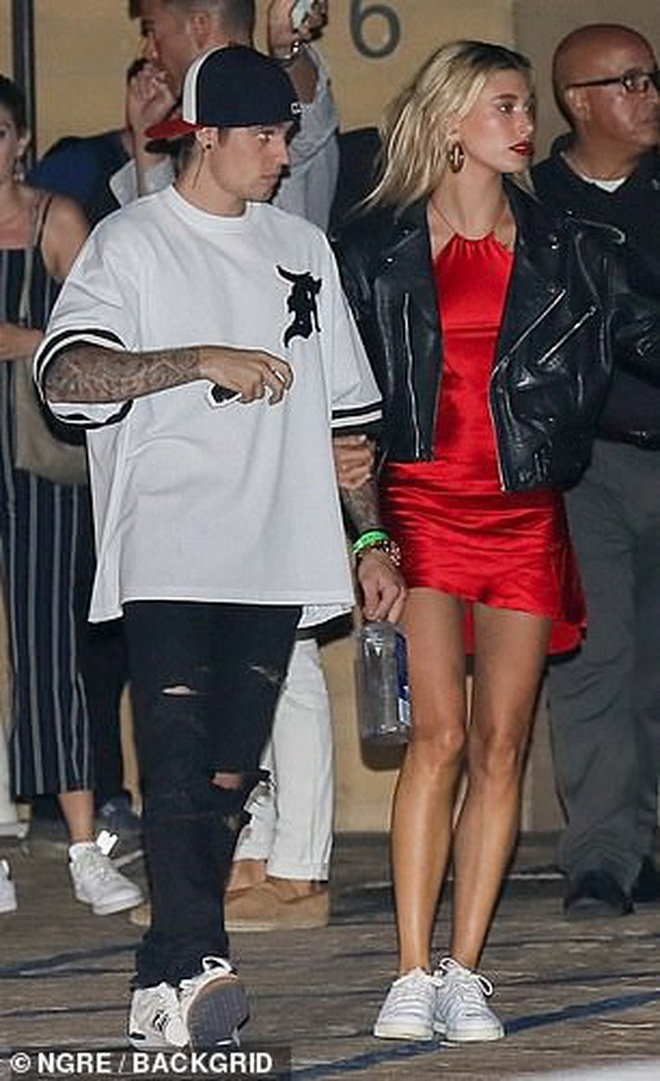 Hẹn hò Justin Bieber, Hailey lên đồ lồng lộn xẻ tà lấn át cả ông xã: Khoe body nóng bỏng, vòng 3 lấp ló 'nguy hiểm' - 2 Hẹn hò Justin Bieber, Hailey lên đồ lồng lộn xẻ tà lấn át cả ông xã: Khoe body nóng bỏng, vòng 3 lấp ló 'nguy hiểm' - 2