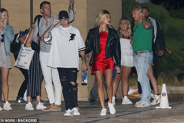 Hẹn hò Justin Bieber, Hailey lên đồ lồng lộn xẻ tà lấn át cả ông xã: Khoe body nóng bỏng, vòng 3 lấp ló 'nguy hiểm' - 3 Hẹn hò Justin Bieber, Hailey lên đồ lồng lộn xẻ tà lấn át cả ông xã: Khoe body nóng bỏng, vòng 3 lấp ló 'nguy hiểm' - 3