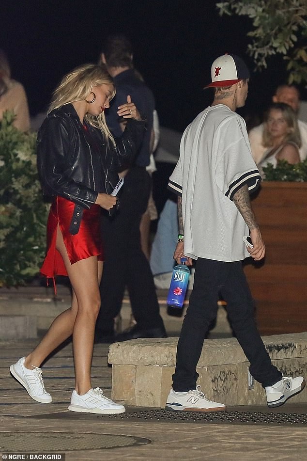 Hẹn hò Justin Bieber, Hailey lên đồ lồng lộn xẻ tà lấn át cả ông xã: Khoe body nóng bỏng, vòng 3 lấp ló 'nguy hiểm' - 4 Hẹn hò Justin Bieber, Hailey lên đồ lồng lộn xẻ tà lấn át cả ông xã: Khoe body nóng bỏng, vòng 3 lấp ló 'nguy hiểm' - 4