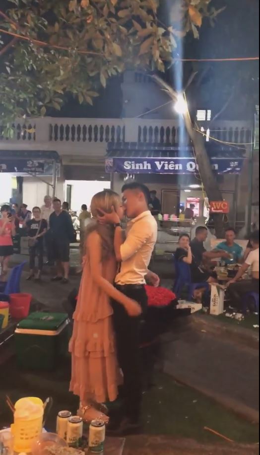 Cô nàng 'số hưởng' được bạn trai kém 3 tuổi quỳ gối tặng 365 bông hoa hồng nhân kỉ niệm 5 tháng yêu nhau - 3 Cô nàng 'số hưởng' được bạn trai kém 3 tuổi quỳ gối tặng 365 bông hoa hồng nhân kỉ niệm 5 tháng yêu nhau - 3