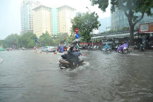 Hà Nội vừa mưa to, nhiều tuyến đường ngập sâu - 2