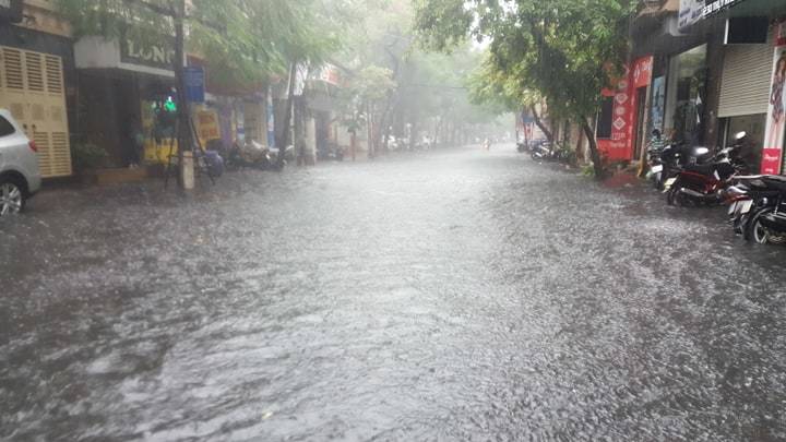 Hà Nội vừa mưa to, nhiều tuyến đường ngập sâu