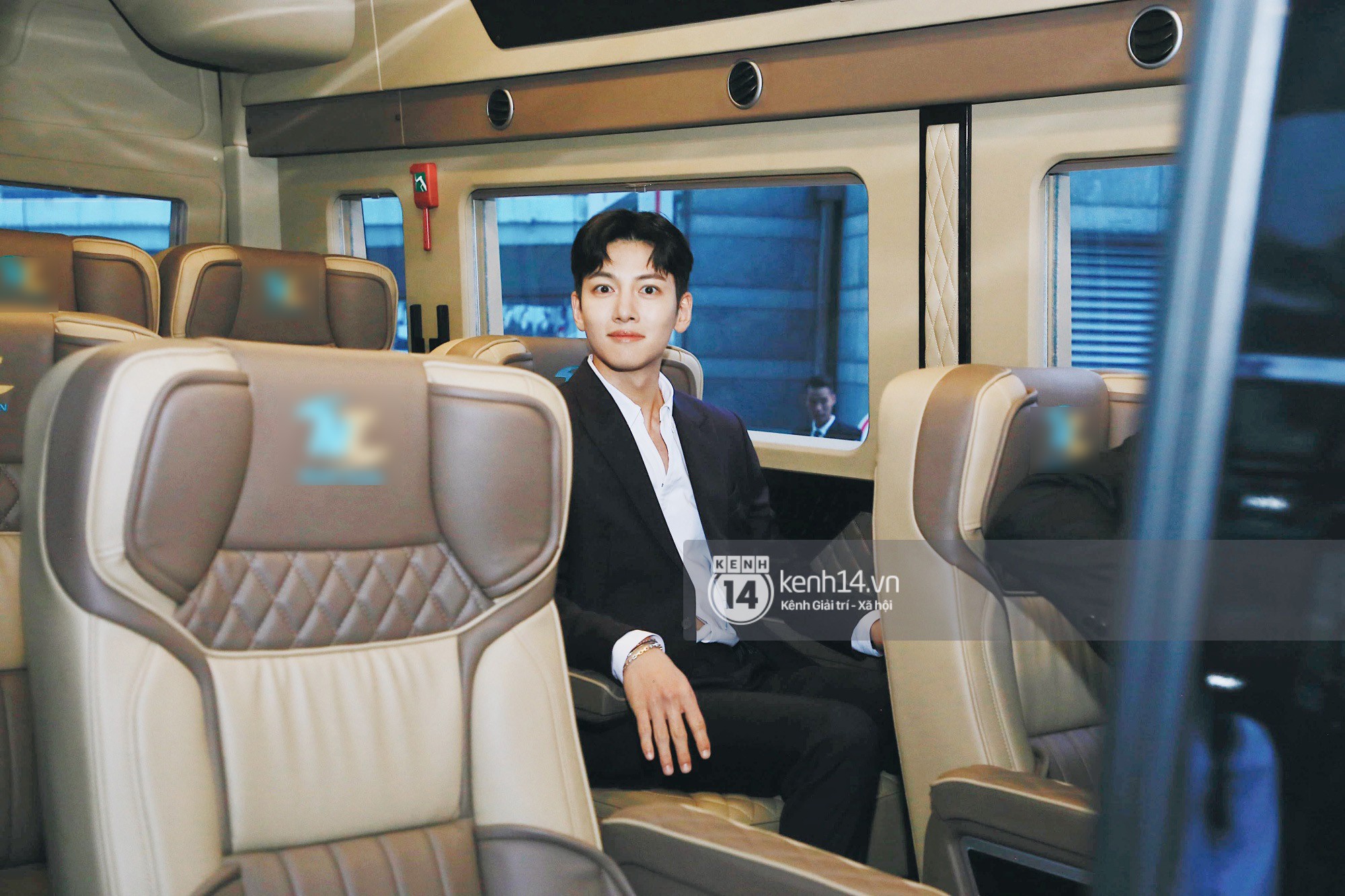 Tài tử Ji Chang Wook diện vest điển trai như tổng tài, khí chất ngút ngàn tại khách sạn trước sự kiện ở Hà Nội - 11 Tài tử Ji Chang Wook diện vest điển trai như tổng tài, khí chất ngút ngàn tại khách sạn trước sự kiện ở Hà Nội - 11