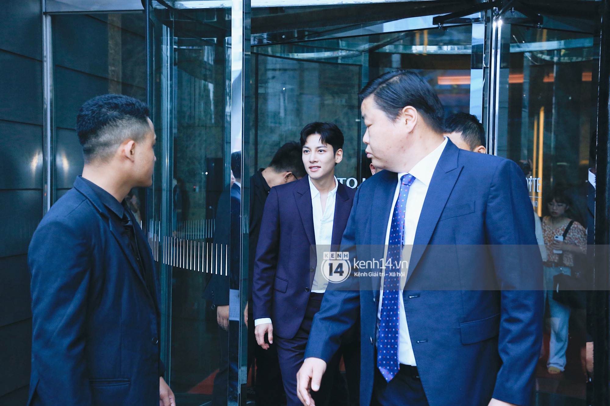 Tài tử Ji Chang Wook diện vest điển trai như tổng tài, khí chất ngút ngàn tại khách sạn trước sự kiện ở Hà Nội - 2 Tài tử Ji Chang Wook diện vest điển trai như tổng tài, khí chất ngút ngàn tại khách sạn trước sự kiện ở Hà Nội - 2