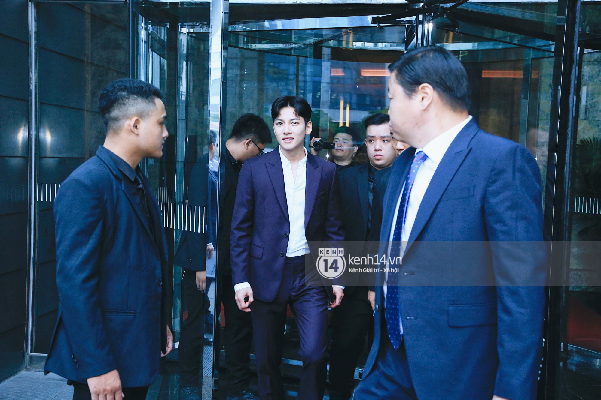 Tài tử Ji Chang Wook diện vest điển trai như tổng tài, khí chất ngút ngàn tại khách sạn trước sự kiện ở Hà Nội - 5 Tài tử Ji Chang Wook diện vest điển trai như tổng tài, khí chất ngút ngàn tại khách sạn trước sự kiện ở Hà Nội - 5