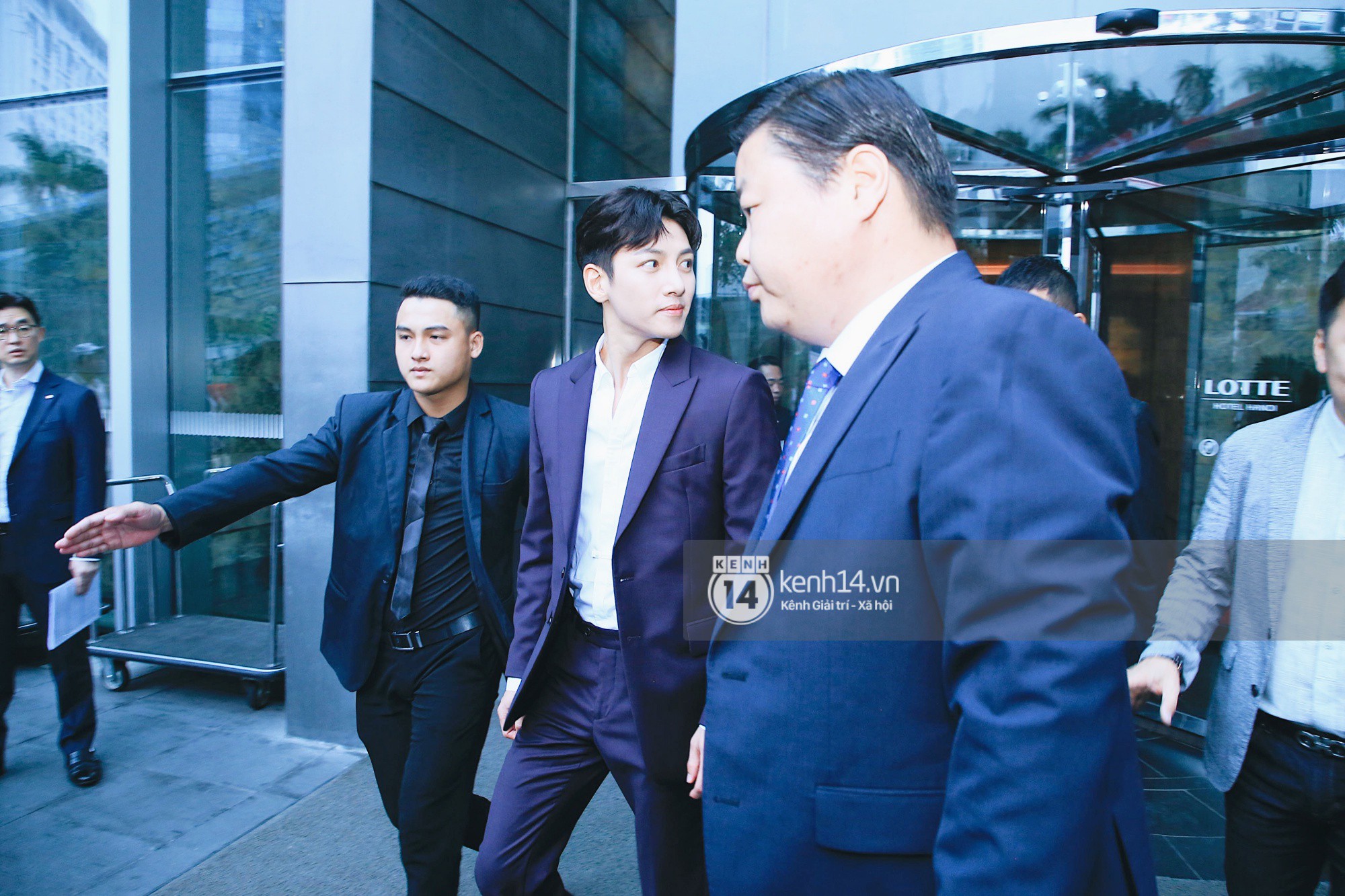 Tài tử Ji Chang Wook diện vest điển trai như tổng tài, khí chất ngút ngàn tại khách sạn trước sự kiện ở Hà Nội - 6 Tài tử Ji Chang Wook diện vest điển trai như tổng tài, khí chất ngút ngàn tại khách sạn trước sự kiện ở Hà Nội - 6