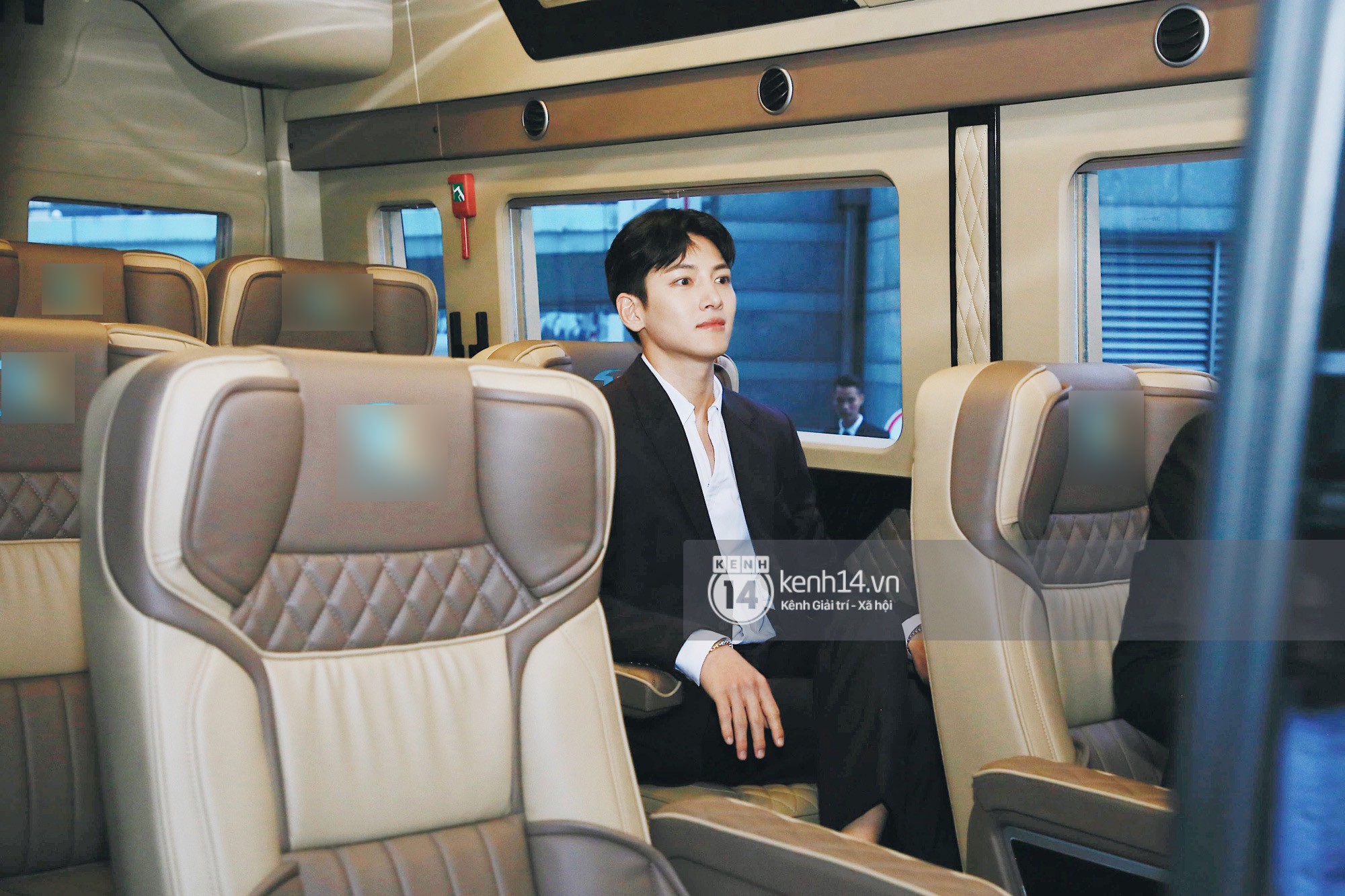 Tài tử Ji Chang Wook diện vest điển trai như tổng tài, khí chất ngút ngàn tại khách sạn trước sự kiện ở Hà Nội - 8 Tài tử Ji Chang Wook diện vest điển trai như tổng tài, khí chất ngút ngàn tại khách sạn trước sự kiện ở Hà Nội - 8