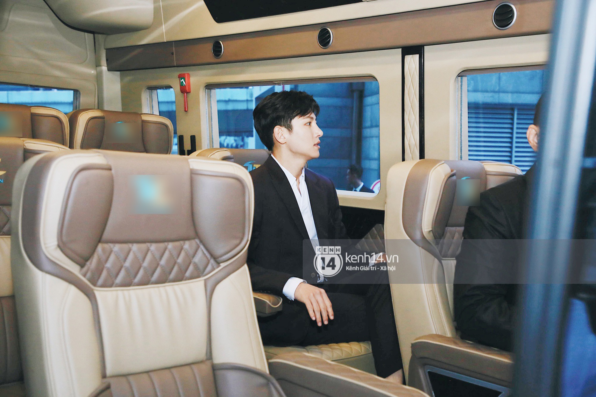 Tài tử Ji Chang Wook diện vest điển trai như tổng tài, khí chất ngút ngàn tại khách sạn trước sự kiện ở Hà Nội - 9 Tài tử Ji Chang Wook diện vest điển trai như tổng tài, khí chất ngút ngàn tại khách sạn trước sự kiện ở Hà Nội - 9