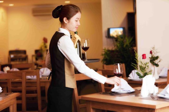 Phục vụ bàn làm đổ thức ăn lên túi của mẹ, phản ứng của con gái khiến mẹ không thốt nên lời - 1 Phục vụ bàn làm đổ thức ăn lên túi của mẹ, phản ứng của con gái khiến mẹ không thốt nên lời - 1