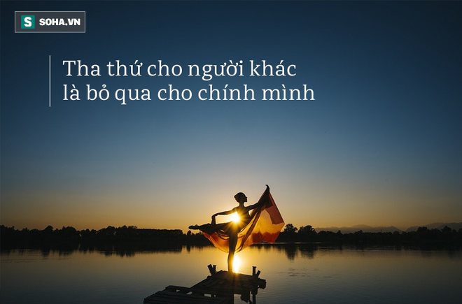 Phục vụ bàn làm đổ thức ăn lên túi của mẹ, phản ứng của con gái khiến mẹ không thốt nên lời - 2 Phục vụ bàn làm đổ thức ăn lên túi của mẹ, phản ứng của con gái khiến mẹ không thốt nên lời - 2