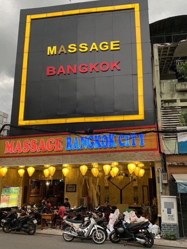Bắt quả tang 3 nữ nhân viên ăn mặc hở hang, kích dục cho khách trong phòng VIP của tiệm massage ở Sài Gòn Bắt quả tang 3 nữ nhân viên ăn mặc hở hang, kích dục cho khách trong phòng VIP của tiệm massage ở Sài Gòn