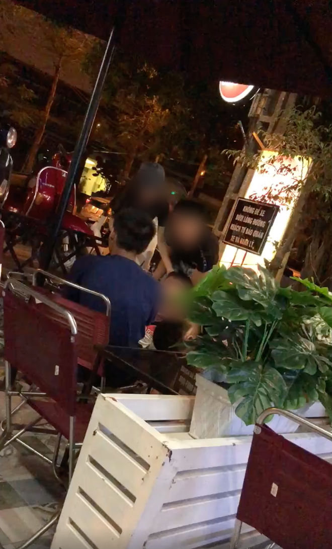 Xôn xao clip nam thanh niên lăn lộn quằn quại giữa quán nước ở Hà Nội, liên tục la hét gọi 'bố mẹ ơi' Xôn xao clip nam thanh niên lăn lộn quằn quại giữa quán nước ở Hà Nội, liên tục la hét gọi 'bố mẹ ơi'