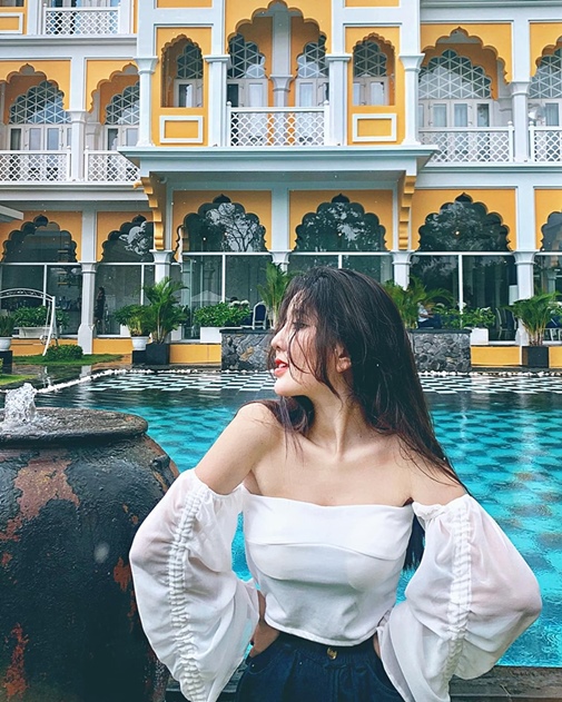 Khoe ảnh xinh đẹp cằm V-line, mũi thẳng dọc dừa, nữ sinh Sài Gòn bị dân mạng 'bóc phốt' phẫu thuật thẩm mỹ - 3 Khoe ảnh xinh đẹp cằm V-line, mũi thẳng dọc dừa, nữ sinh Sài Gòn bị dân mạng 'bóc phốt' phẫu thuật thẩm mỹ - 3