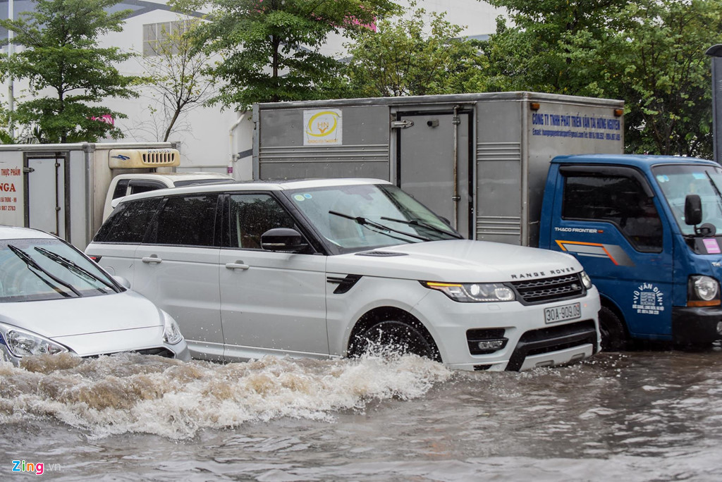 Range Rover chết máy, Mercedes 'bơi' trong nước ngập sau bão số 3 - 2 Range Rover chết máy, Mercedes 'bơi' trong nước ngập sau bão số 3 - 2