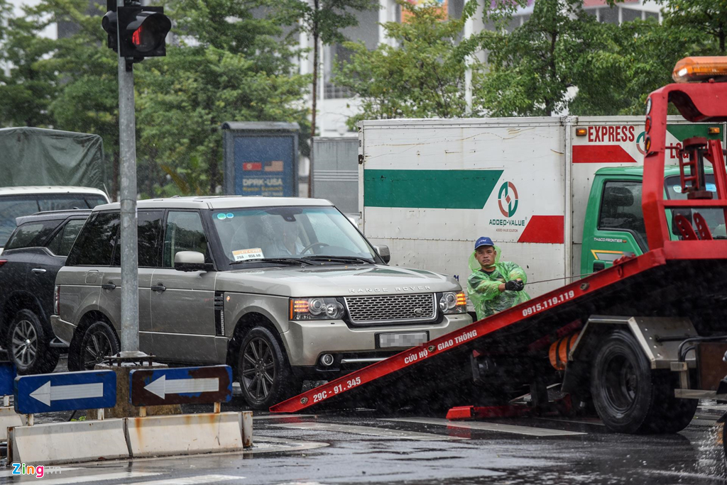 Range Rover chết máy, Mercedes 'bơi' trong nước ngập sau bão số 3 - 3 Range Rover chết máy, Mercedes 'bơi' trong nước ngập sau bão số 3 - 3