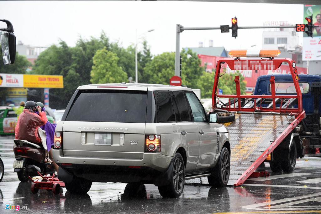 Range Rover chết máy, Mercedes 'bơi' trong nước ngập sau bão số 3 - 4 Range Rover chết máy, Mercedes 'bơi' trong nước ngập sau bão số 3 - 4