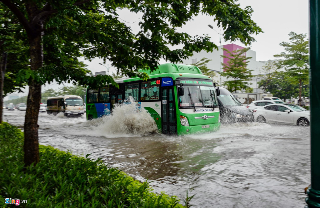 Range Rover chết máy, Mercedes 'bơi' trong nước ngập sau bão số 3 - 6 Range Rover chết máy, Mercedes 'bơi' trong nước ngập sau bão số 3 - 6