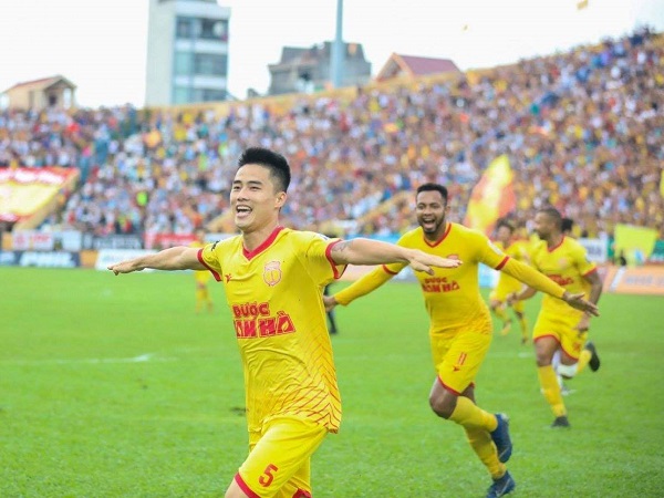 Nam Định và HAGL rượt đuổi tỷ số hấp dẫn trong ngày 'chảo lửa' Thiên Trường không còn chỗ trống Nam Định và HAGL rượt đuổi tỷ số hấp dẫn trong ngày 'chảo lửa' Thiên Trường không còn chỗ trống