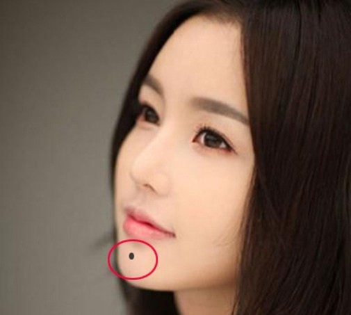 Xem 5 vị trí nốt ruồi, có thể đoán biết hôn nhân của người phụ nữ có bền lâu hay không - 4 Xem 5 vị trí nốt ruồi, có thể đoán biết hôn nhân của người phụ nữ có bền lâu hay không - 4