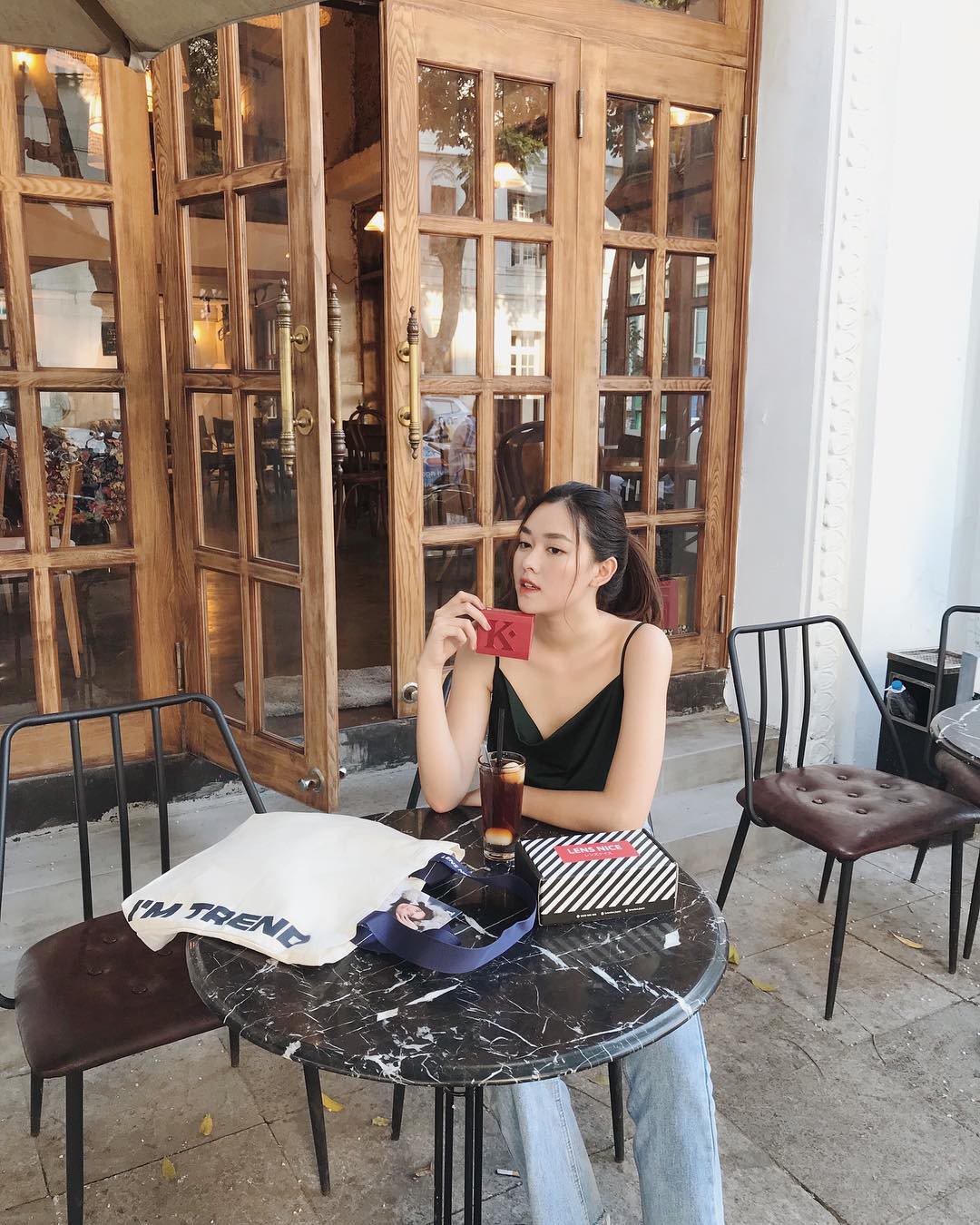Nàng Á hậu được ví là 'bản sao của Hà Tăng': Style chỉ toàn màu đen - trắng nhưng sang chảnh như tiểu thư nhà 'trâm anh thế phiệt' - 9 Nàng Á hậu được ví là 'bản sao của Hà Tăng': Style chỉ toàn màu đen - trắng nhưng sang chảnh như tiểu thư nhà 'trâm anh thế phiệt' - 9