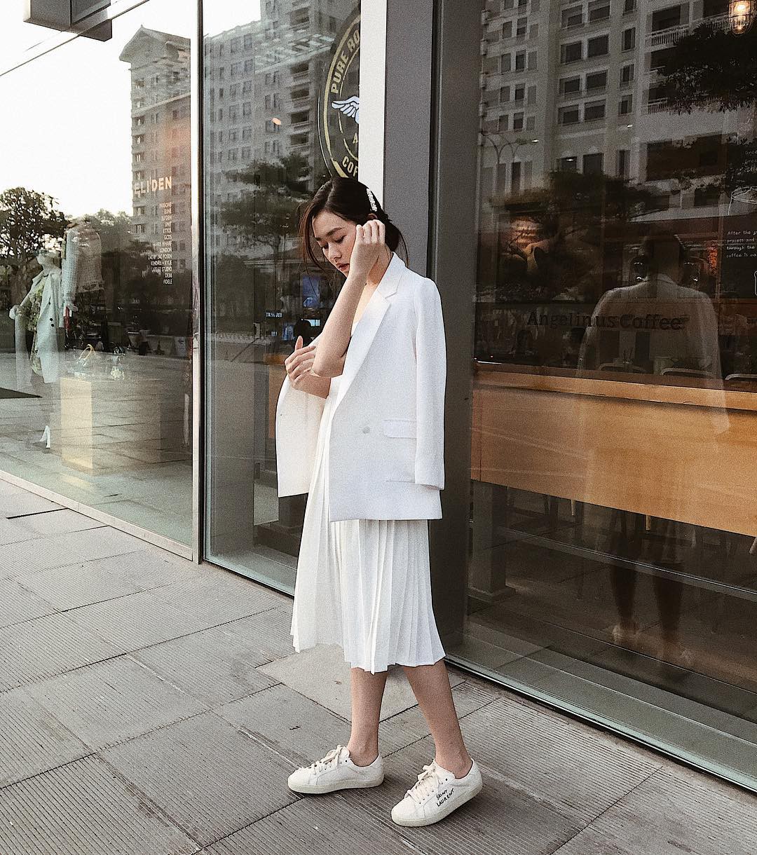 Nàng Á hậu được ví là 'bản sao của Hà Tăng': Style chỉ toàn màu đen - trắng nhưng sang chảnh như tiểu thư nhà 'trâm anh thế phiệt' - 13 Nàng Á hậu được ví là 'bản sao của Hà Tăng': Style chỉ toàn màu đen - trắng nhưng sang chảnh như tiểu thư nhà 'trâm anh thế phiệt' - 13