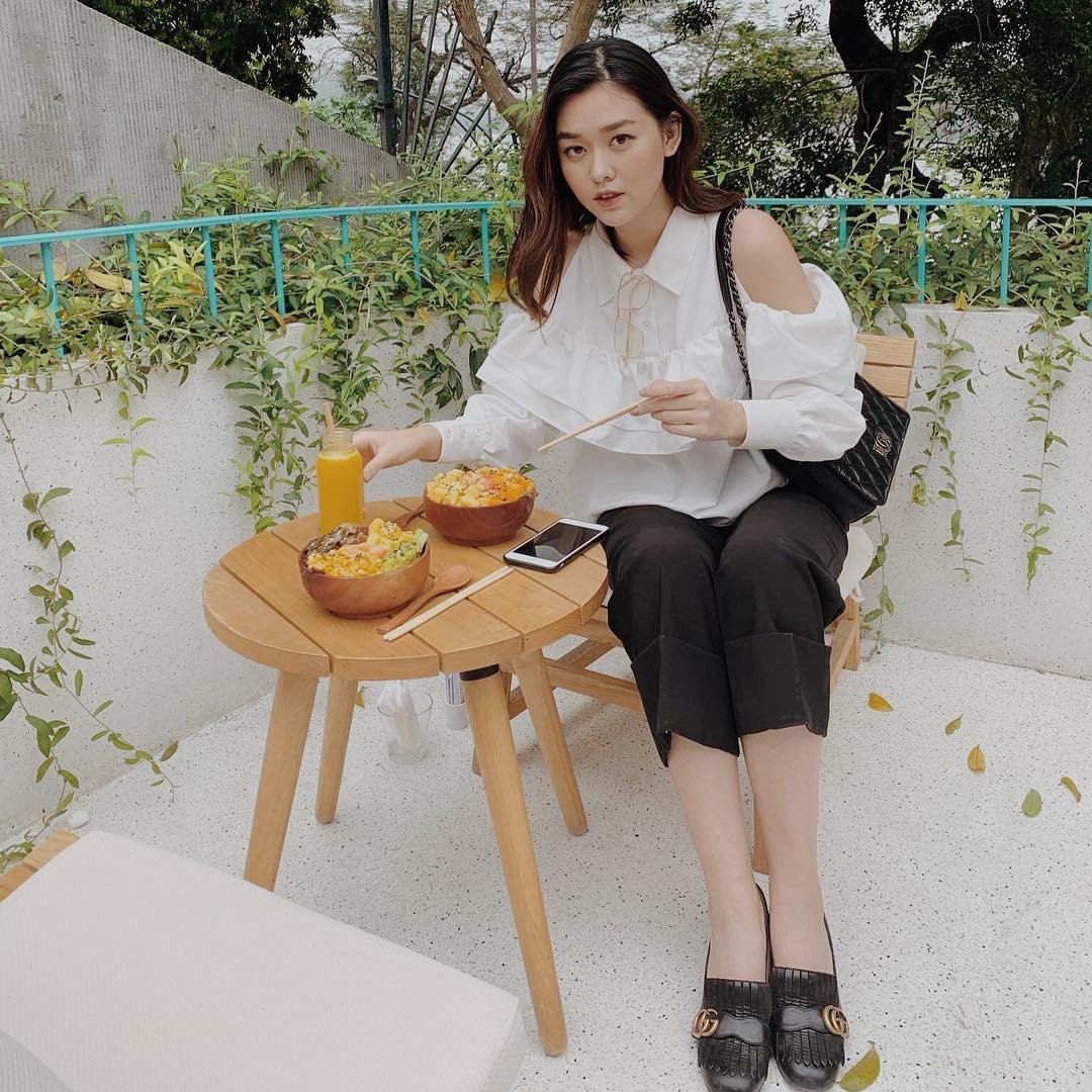 Nàng Á hậu được ví là 'bản sao của Hà Tăng': Style chỉ toàn màu đen - trắng nhưng sang chảnh như tiểu thư nhà 'trâm anh thế phiệt' - 8 Nàng Á hậu được ví là 'bản sao của Hà Tăng': Style chỉ toàn màu đen - trắng nhưng sang chảnh như tiểu thư nhà 'trâm anh thế phiệt' - 8