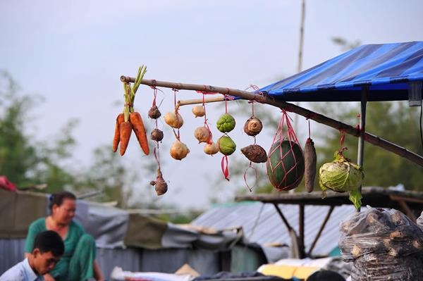 Cây sào treo đồ tại chợ nổi có ý nghĩa gì? - 1 Cây sào treo đồ tại chợ nổi có ý nghĩa gì? - 1
