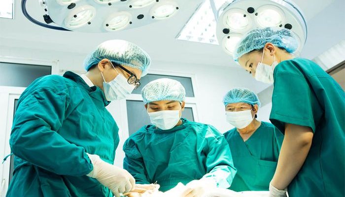 Tại sao bác sĩ khám bệnh mặc blouse trắng nhưng khi phẫu thuật lại mặc áo xanh? - 2 Tại sao bác sĩ khám bệnh mặc blouse trắng nhưng khi phẫu thuật lại mặc áo xanh? - 2