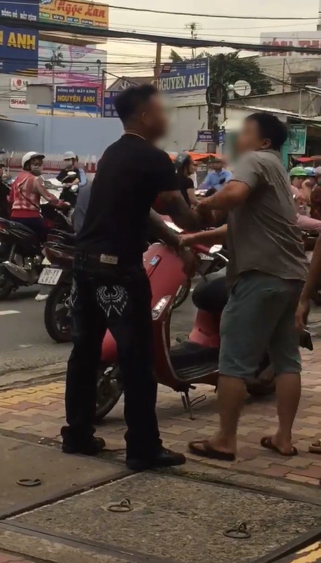 Phẫn nộ clip nam thanh niên thẳng chân đá vào đầu, đạp vào bụng bạn gái ngay giữa đường: 'Mày ngu thế, tao bảo không nghe' - 3 Phẫn nộ clip nam thanh niên thẳng chân đá vào đầu, đạp vào bụng bạn gái ngay giữa đường: 'Mày ngu thế, tao bảo không nghe' - 3