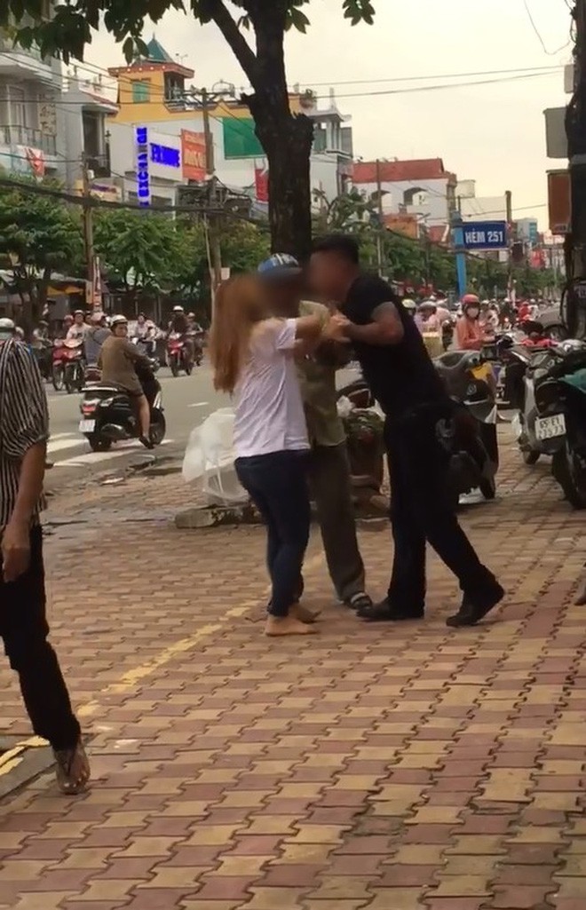 Phẫn nộ clip nam thanh niên thẳng chân đá vào đầu, đạp vào bụng bạn gái ngay giữa đường: 'Mày ngu thế, tao bảo không nghe' Phẫn nộ clip nam thanh niên thẳng chân đá vào đầu, đạp vào bụng bạn gái ngay giữa đường: 'Mày ngu thế, tao bảo không nghe'