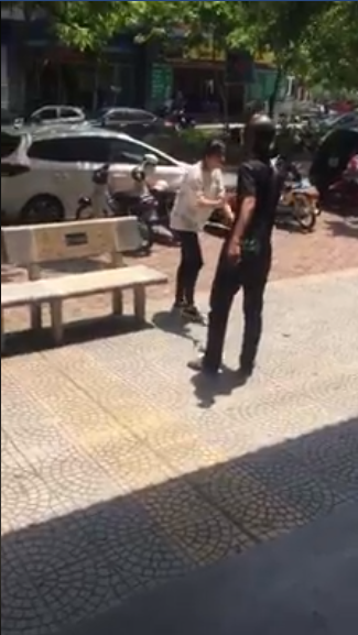 Cô gái bị dằn mặt vì tội lừa đảo shipper: 'Tao đánh cho mày nhớ, mày chưa đủ tuổi để làm như vậy' Cô gái bị dằn mặt vì tội lừa đảo shipper: 'Tao đánh cho mày nhớ, mày chưa đủ tuổi để làm như vậy'