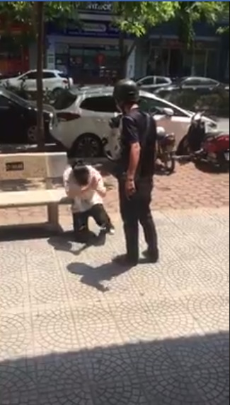 Cô gái bị dằn mặt vì tội lừa đảo shipper: 'Tao đánh cho mày nhớ, mày chưa đủ tuổi để làm như vậy'' - 2 Cô gái bị dằn mặt vì tội lừa đảo shipper: 'Tao đánh cho mày nhớ, mày chưa đủ tuổi để làm như vậy'' - 2