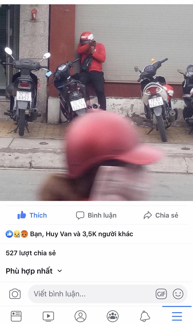 Bức ảnh shipper bật khóc vì bị 'bom' đơn 3 con gà giá một triệu: Người trong cuộc tiết lộ sự thật bất ngờ - 1 Bức ảnh shipper bật khóc vì bị 'bom' đơn 3 con gà giá một triệu: Người trong cuộc tiết lộ sự thật bất ngờ - 1