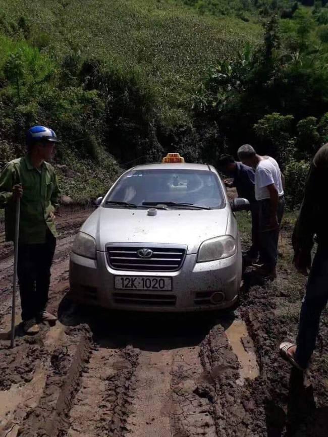 Dân mạng phát tán ảnh 3 gã Trung Quốc giết tài xế taxi, ném xác xuống sông Đà Dân mạng phát tán ảnh 3 gã Trung Quốc giết tài xế taxi, ném xác xuống sông Đà
