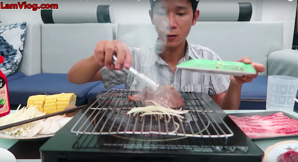 Lâm Vlog chuyên làm clip ăn uống đúng 12 giờ đêm: Thế mạnh của người khác là ngoại hình, thế mạnh của mình là sự khác lạ - 1 Lâm Vlog chuyên làm clip ăn uống đúng 12 giờ đêm: Thế mạnh của người khác là ngoại hình, thế mạnh của mình là sự khác lạ - 1