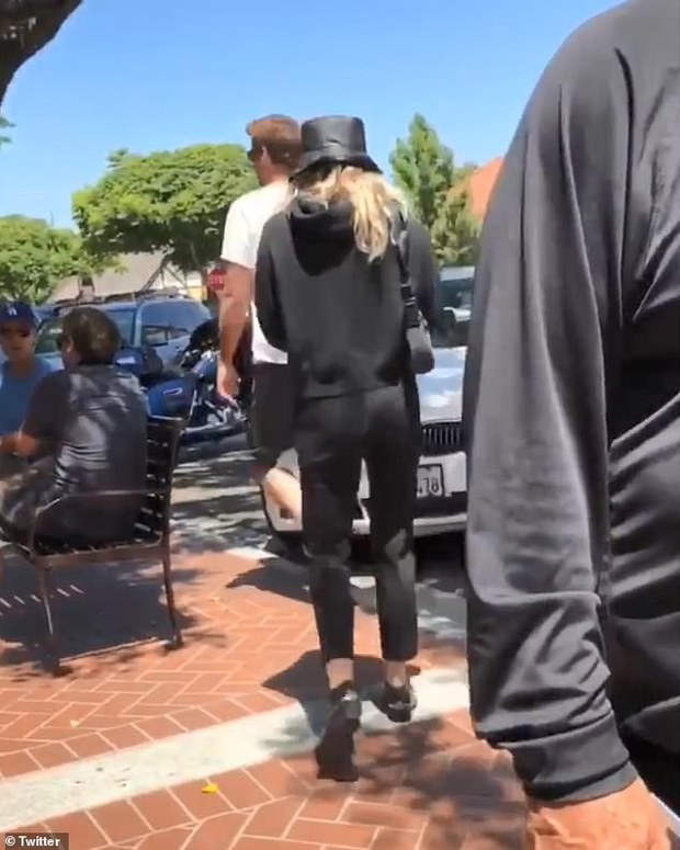 Clip từ 1 tháng trước của Miley Cyrus và Liam bị đào lại: Hoá ra đã rạn nứt từ lâu, chỉ là không ai để ý - 1 Clip từ 1 tháng trước của Miley Cyrus và Liam bị đào lại: Hoá ra đã rạn nứt từ lâu, chỉ là không ai để ý - 1