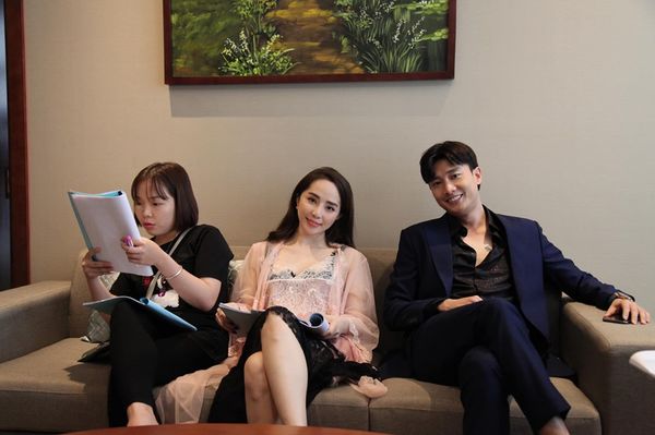 'Tiểu tam' Quỳnh Nga đăng loạt ảnh hậu trường, gián tiếp trả lời nghi vấn liệu có xuất hiện trong tập cuối 'Về nhà đi con' - 12 'Tiểu tam' Quỳnh Nga đăng loạt ảnh hậu trường, gián tiếp trả lời nghi vấn liệu có xuất hiện trong tập cuối 'Về nhà đi con' - 12