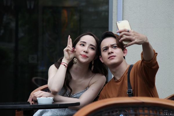 'Tiểu tam' Quỳnh Nga đăng loạt ảnh hậu trường, gián tiếp trả lời nghi vấn liệu có xuất hiện trong tập cuối 'Về nhà đi con' - 18 'Tiểu tam' Quỳnh Nga đăng loạt ảnh hậu trường, gián tiếp trả lời nghi vấn liệu có xuất hiện trong tập cuối 'Về nhà đi con' - 18