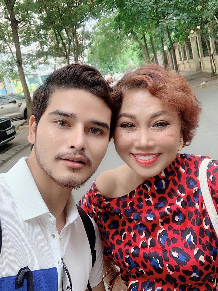Chân dung trai trẻ lộ ảnh tình tứ bên Siu Black: Body chuẩn chỉnh, lại là 'bạn trai' một thời của Hoa hậu H'Hen Niê - 9 Chân dung trai trẻ lộ ảnh tình tứ bên Siu Black: Body chuẩn chỉnh, lại là 'bạn trai' một thời của Hoa hậu H'Hen Niê - 9