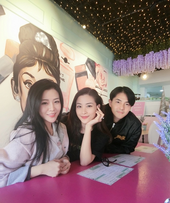 Sang Úc thăm gia đình, Đông Nhi và Ông Cao Thắng bị bắt gặp 'tranh thủ' chụp ảnh cưới trên đường phố Sydney - 1 Sang Úc thăm gia đình, Đông Nhi và Ông Cao Thắng bị bắt gặp 'tranh thủ' chụp ảnh cưới trên đường phố Sydney - 1