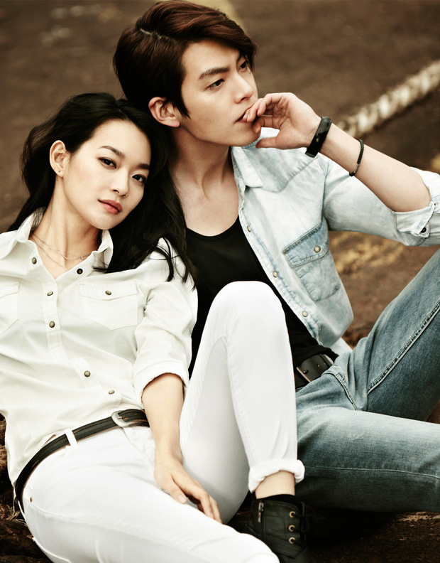 Sau thời gian dài im ắng, tài tử Kim Woo Bin gây sốt vì thể hiện tình cảm với Shin Min Ah mặc kệ trời nắng nóng - 4 Sau thời gian dài im ắng, tài tử Kim Woo Bin gây sốt vì thể hiện tình cảm với Shin Min Ah mặc kệ trời nắng nóng - 4