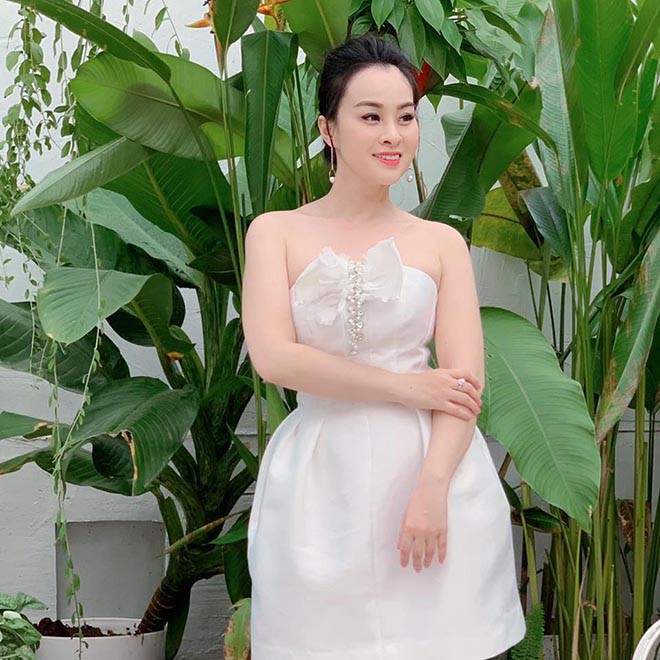 Cô gái có đời tư bí ẩn nhất nhóm Mắt Ngọc: 35 tuổi chưa lấy chồng, bị nghi là đồng tính - 7 Cô gái có đời tư bí ẩn nhất nhóm Mắt Ngọc: 35 tuổi chưa lấy chồng, bị nghi là đồng tính - 7
