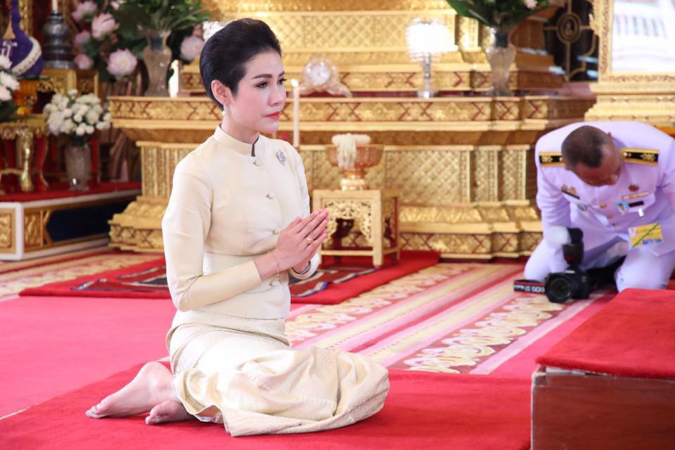 Hoàng hậu Thái Lan xuất hiện rạng rỡ bên cạnh Quốc vương vào ngày quốc lễ, được mẹ chồng nắm tay tình cảm trong khi vợ lẽ mất hút khó hiểu - 10 Hoàng hậu Thái Lan xuất hiện rạng rỡ bên cạnh Quốc vương vào ngày quốc lễ, được mẹ chồng nắm tay tình cảm trong khi vợ lẽ mất hút khó hiểu - 10