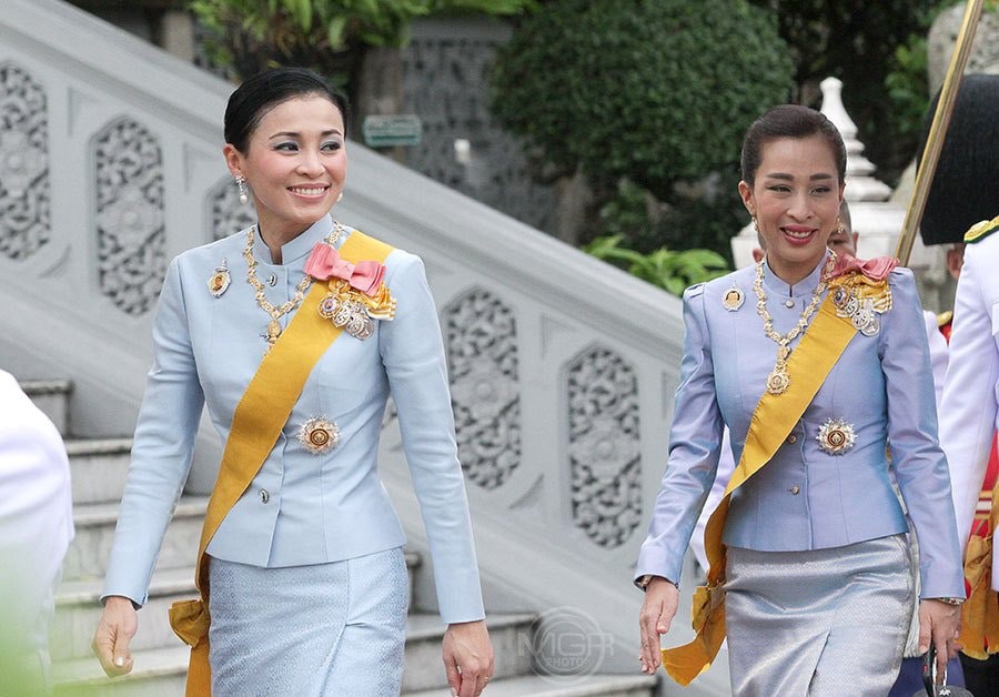Hoàng hậu Thái Lan xuất hiện rạng rỡ bên cạnh Quốc vương vào ngày quốc lễ, được mẹ chồng nắm tay tình cảm trong khi vợ lẽ mất hút khó hiểu - 2 Hoàng hậu Thái Lan xuất hiện rạng rỡ bên cạnh Quốc vương vào ngày quốc lễ, được mẹ chồng nắm tay tình cảm trong khi vợ lẽ mất hút khó hiểu - 2