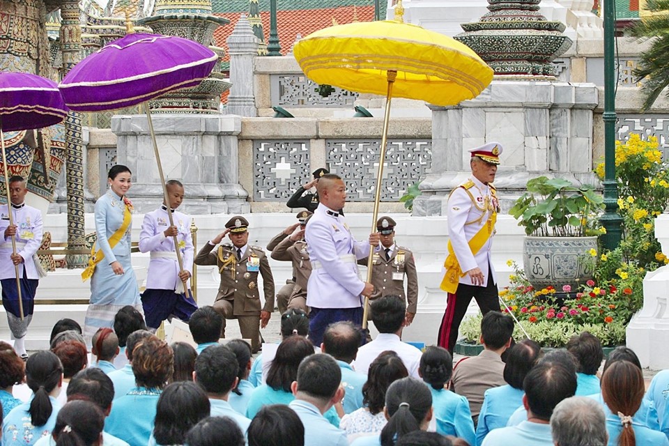 Hoàng hậu Thái Lan xuất hiện rạng rỡ bên cạnh Quốc vương vào ngày quốc lễ, được mẹ chồng nắm tay tình cảm trong khi vợ lẽ mất hút khó hiểu - 4 Hoàng hậu Thái Lan xuất hiện rạng rỡ bên cạnh Quốc vương vào ngày quốc lễ, được mẹ chồng nắm tay tình cảm trong khi vợ lẽ mất hút khó hiểu - 4