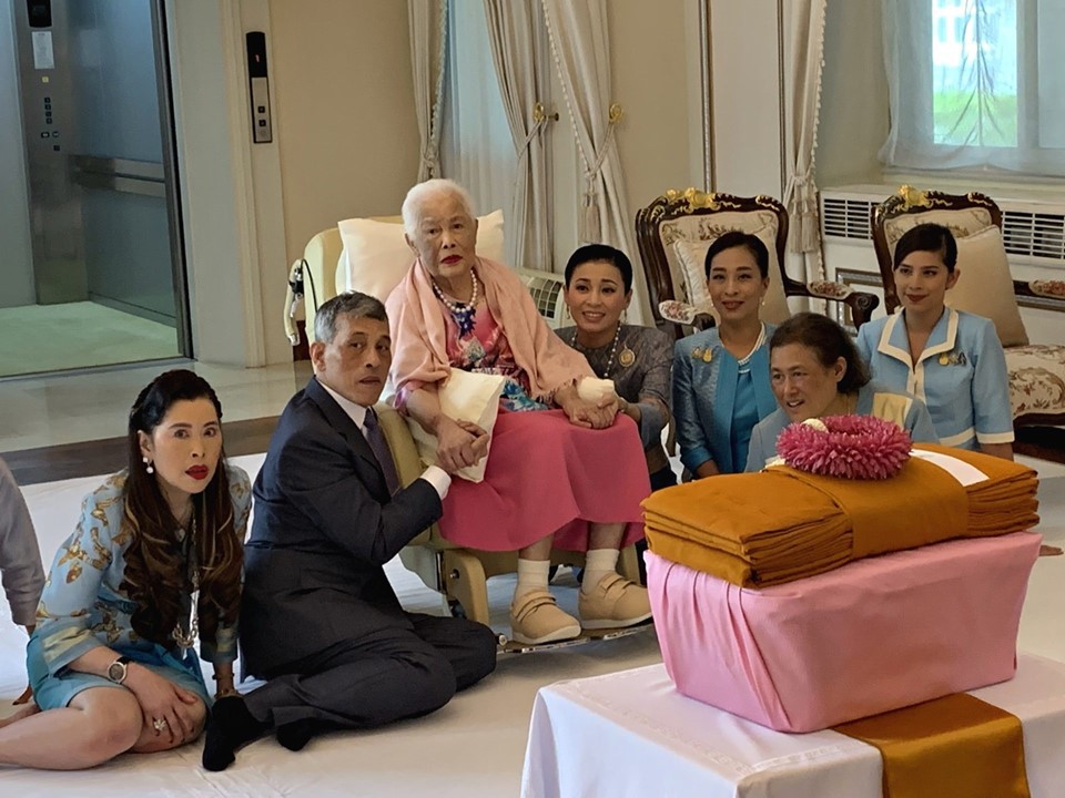 Hoàng hậu Thái Lan xuất hiện rạng rỡ bên cạnh Quốc vương vào ngày quốc lễ, được mẹ chồng nắm tay tình cảm trong khi vợ lẽ mất hút khó hiểu - 5 Hoàng hậu Thái Lan xuất hiện rạng rỡ bên cạnh Quốc vương vào ngày quốc lễ, được mẹ chồng nắm tay tình cảm trong khi vợ lẽ mất hút khó hiểu - 5